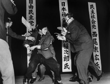 Η δολοφονία με σπαθί σαμουράι κατά τη διάρκεια τηλεοπτικού ντιμπέιτ (φωτό, βίντεο)